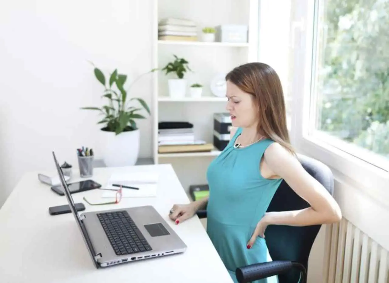 La postura che tieni seduto alla scrivania ti sta invecchiando: ecco come correggerla in 30 secondi