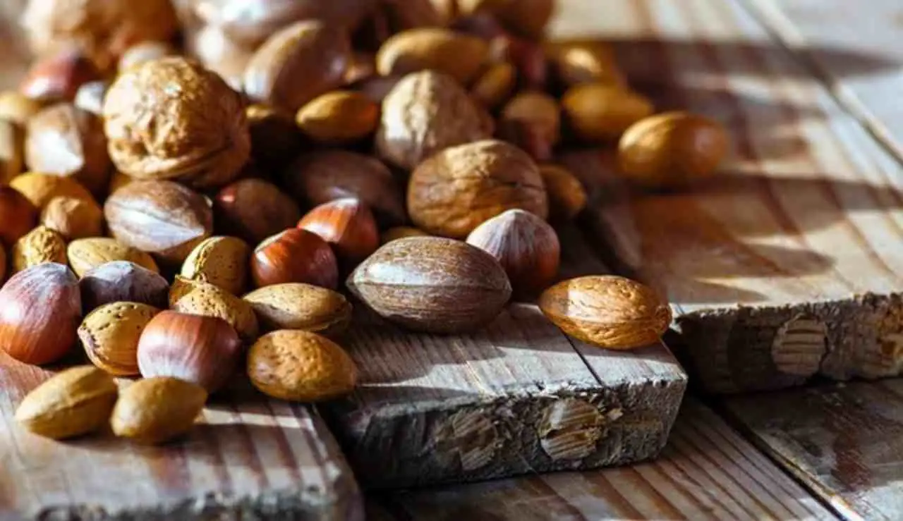 Noci e colesterolo: benefici, quantità e timing